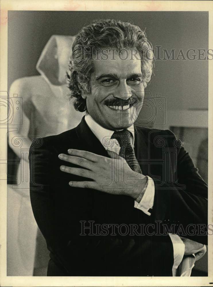 1977 Actor Omar Sharif in TV Show &quot;Mysteries of the Great Pyramid&quot;-Historic Images