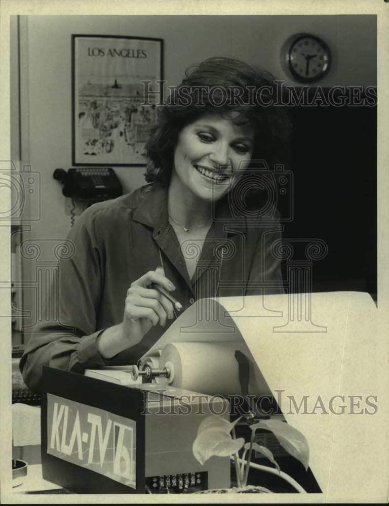 Press Photo Actress Helen Shaver Portrays Reporter in Newsroom - sap58960 - Historic Images