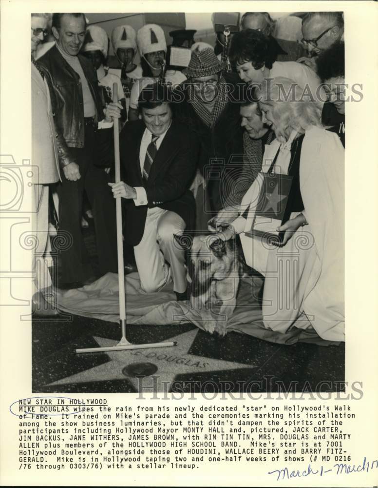 1976 Press Photo Mike Douglas dedicates his &quot;star&quot; on Hollywood&#39;s Walk of Fame - Historic Images