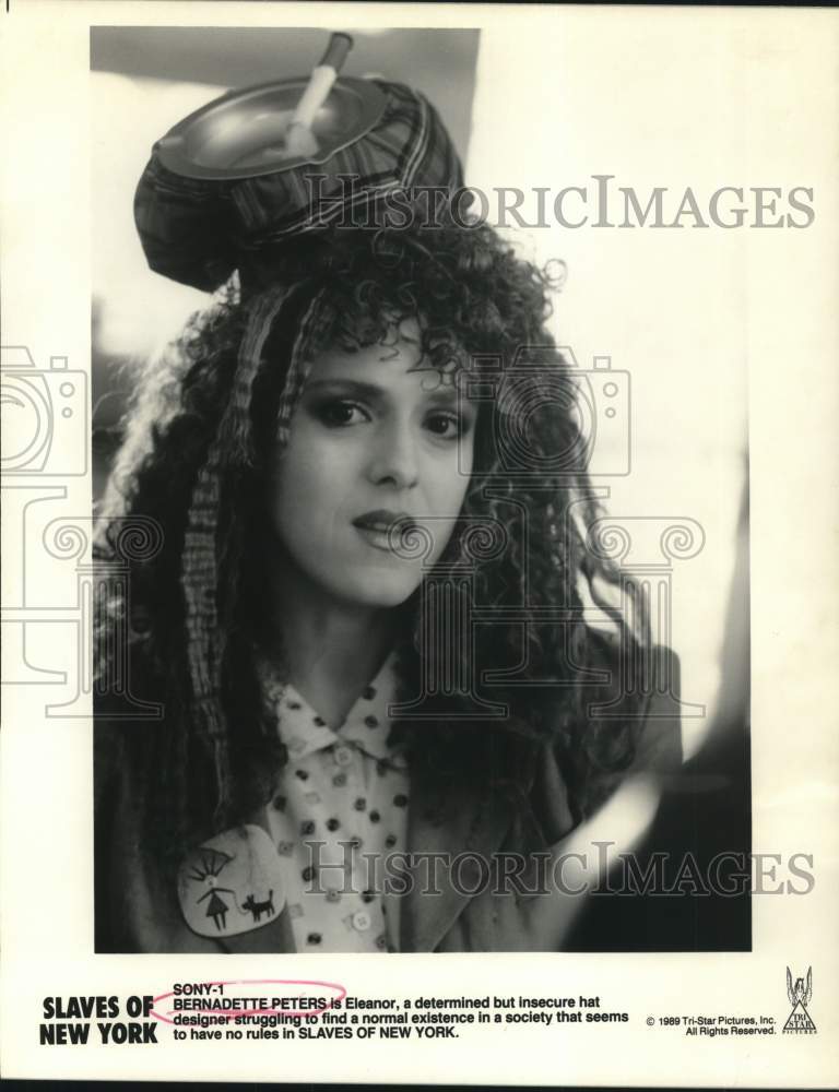 1989 Press Photo Actress Bernadette Peters in &quot;Slaves of New York&quot; Movie- Historic Images