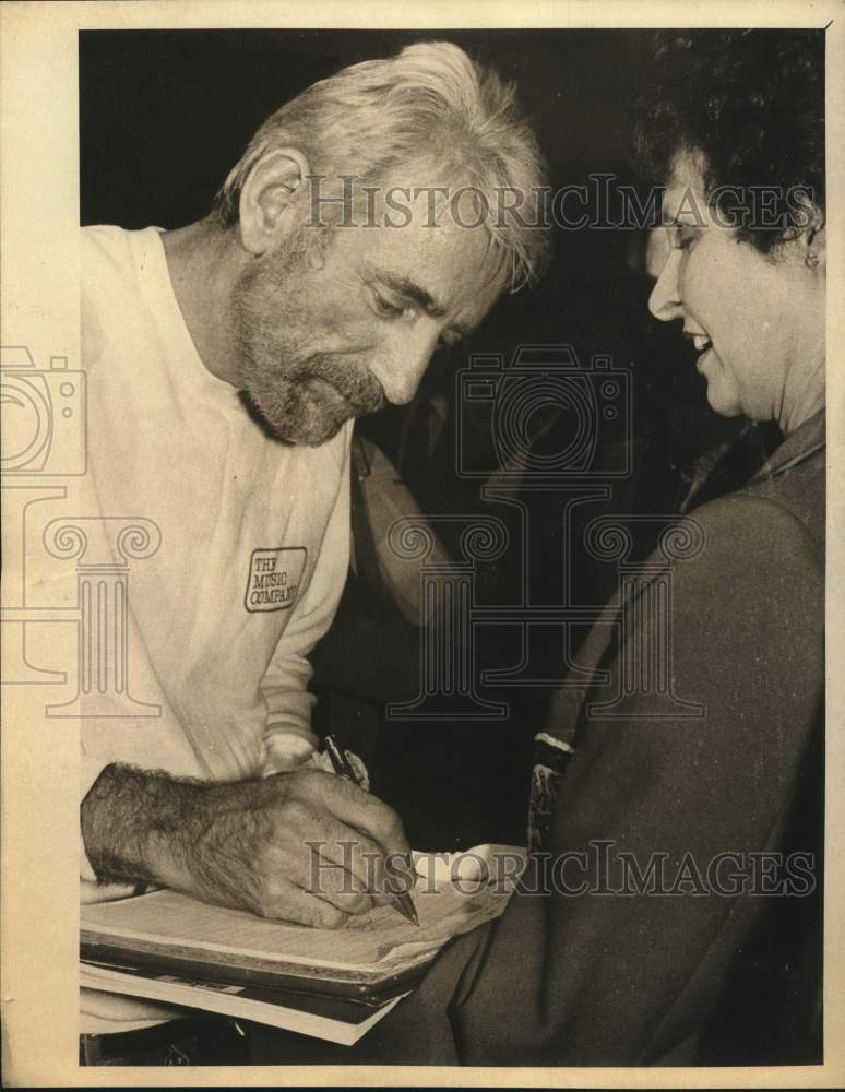Press Photo Poet Rod McKuen Signing Autograph - sap75479- Historic Images