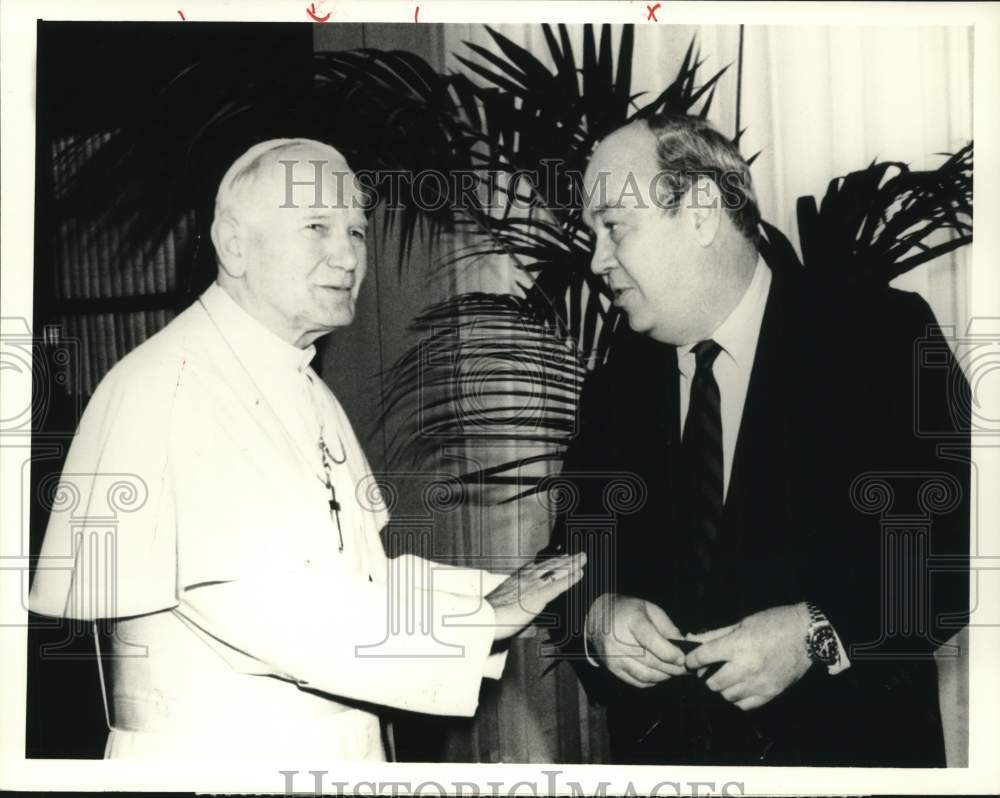 1988 Press Photo Charles Kuralt &amp; Pope John Paul II - sap76190- Historic Images