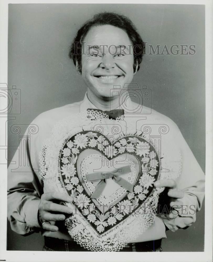 1978 Press Photo Singer Roy Clark Celebrates Valentine's Day on "Hee Haw"- Historic Images