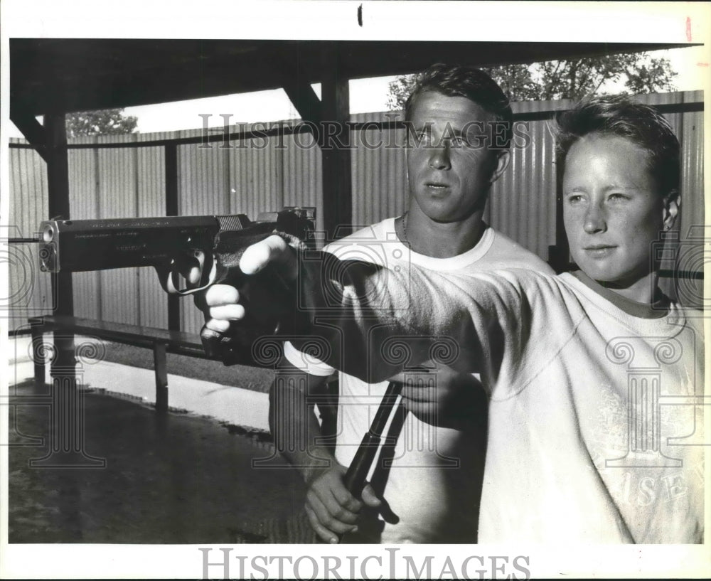 1986 Press Photo Pistol competitor Joan Fowler with head Janusz Peciak- Historic Images