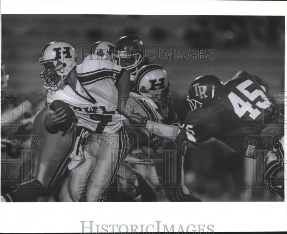 1989 Press Photo Defender Franklin Roberson grabs Joseph Elizondo of Highland- Historic Images