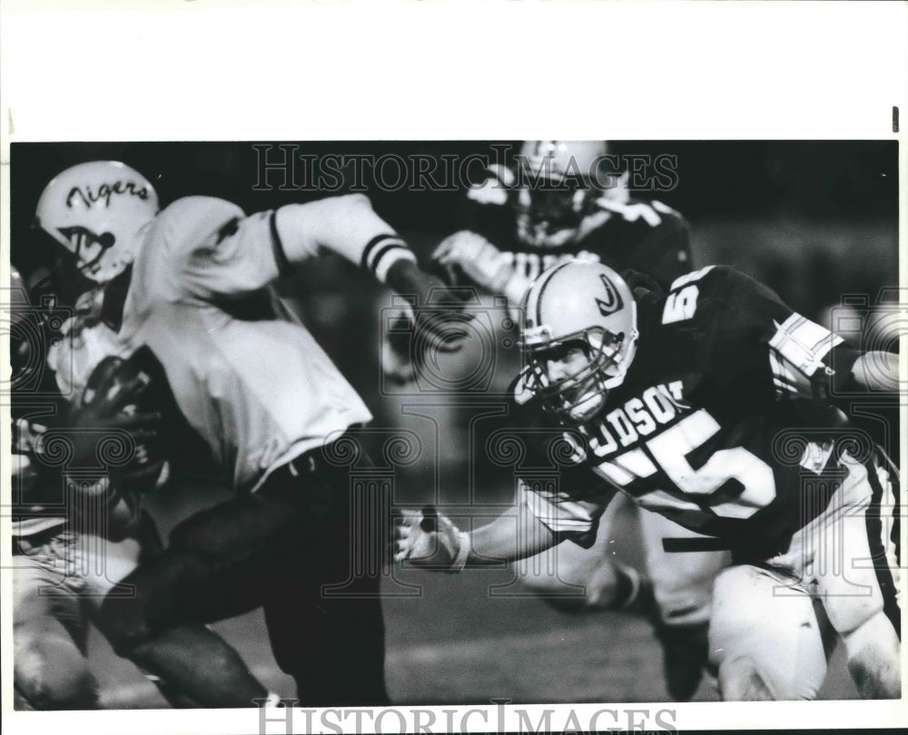 1989 Press Photo The Judson defense pursues Carl Greenwood of Carroll - Historic Images