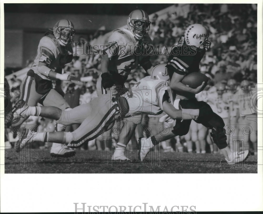 1988 Press Photo Carroll quarterback Michael Leal pursued by the Judson defense- Historic Images