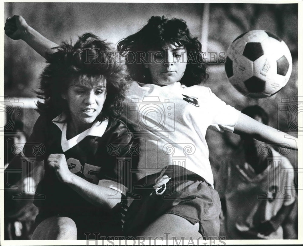 1990 Press Photo Soccer players Lisa Paez (Highland) and Patty Veliz (Lanier)- Historic Images