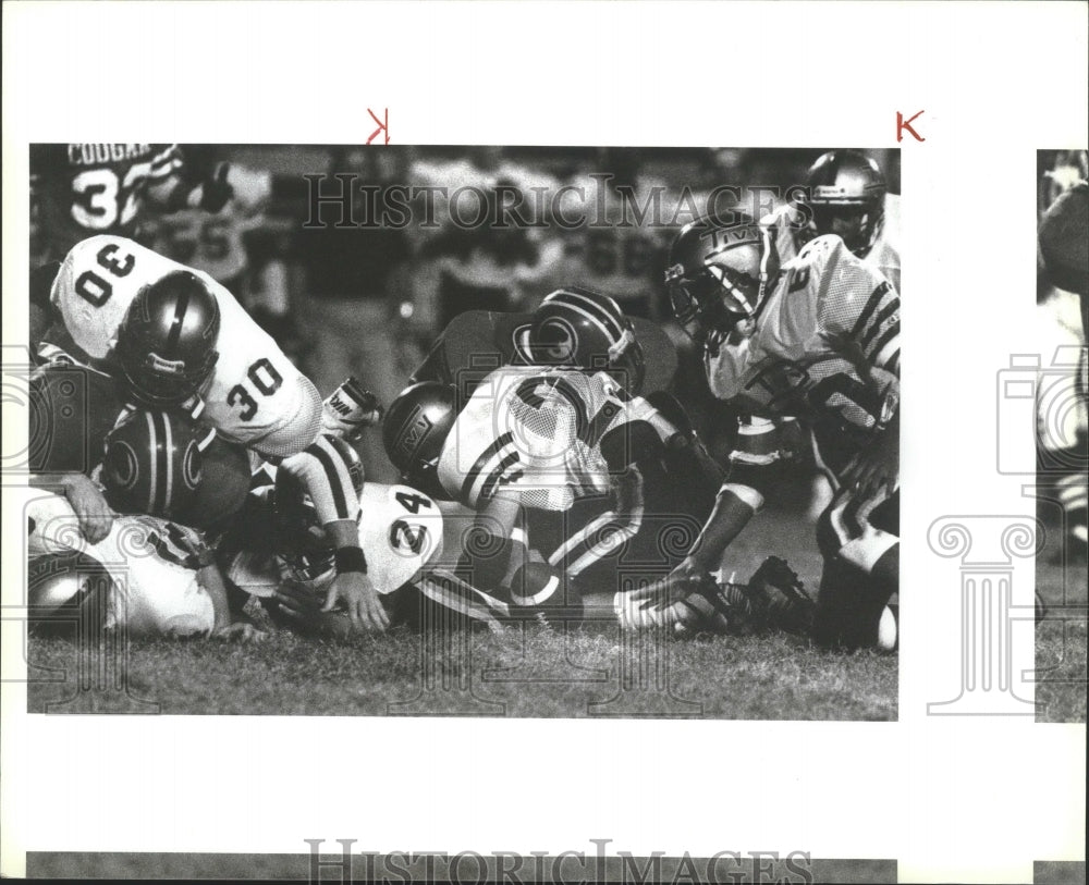 1990 Press Photo A Kerrville football player recovers a West Campus fumble - Historic Images