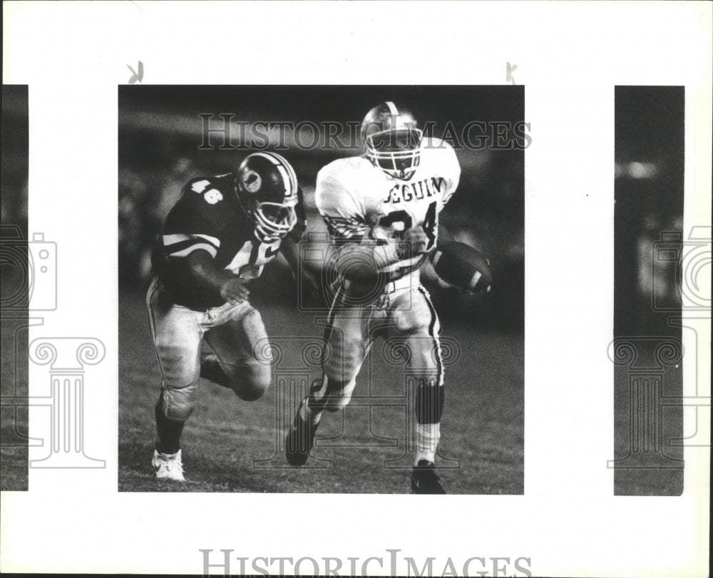 1990 Press Photo A Harlandale football player chases Howard Matthews of Seguin- Historic Images