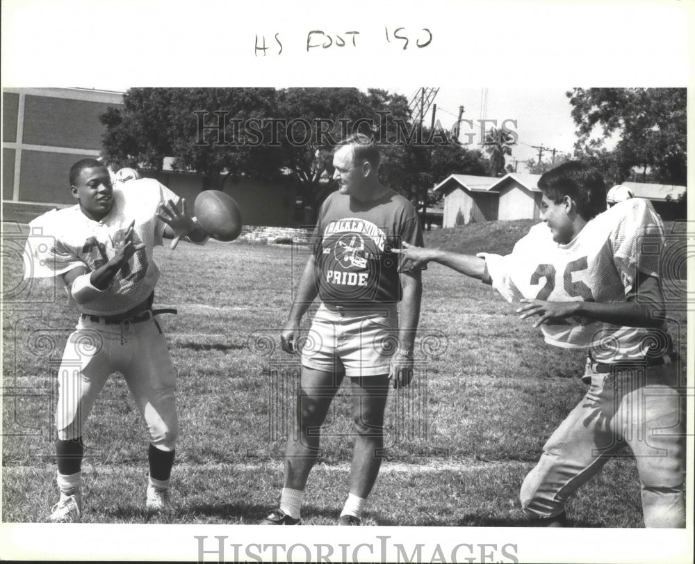1990 Press Photo Brackenridge football coach Diz Reeves with a pair of players - Historic Images