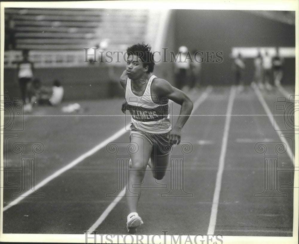 1985 Press Photo Anthony Johnson of Clemens at an Alamo Stadium track meet- Historic Images