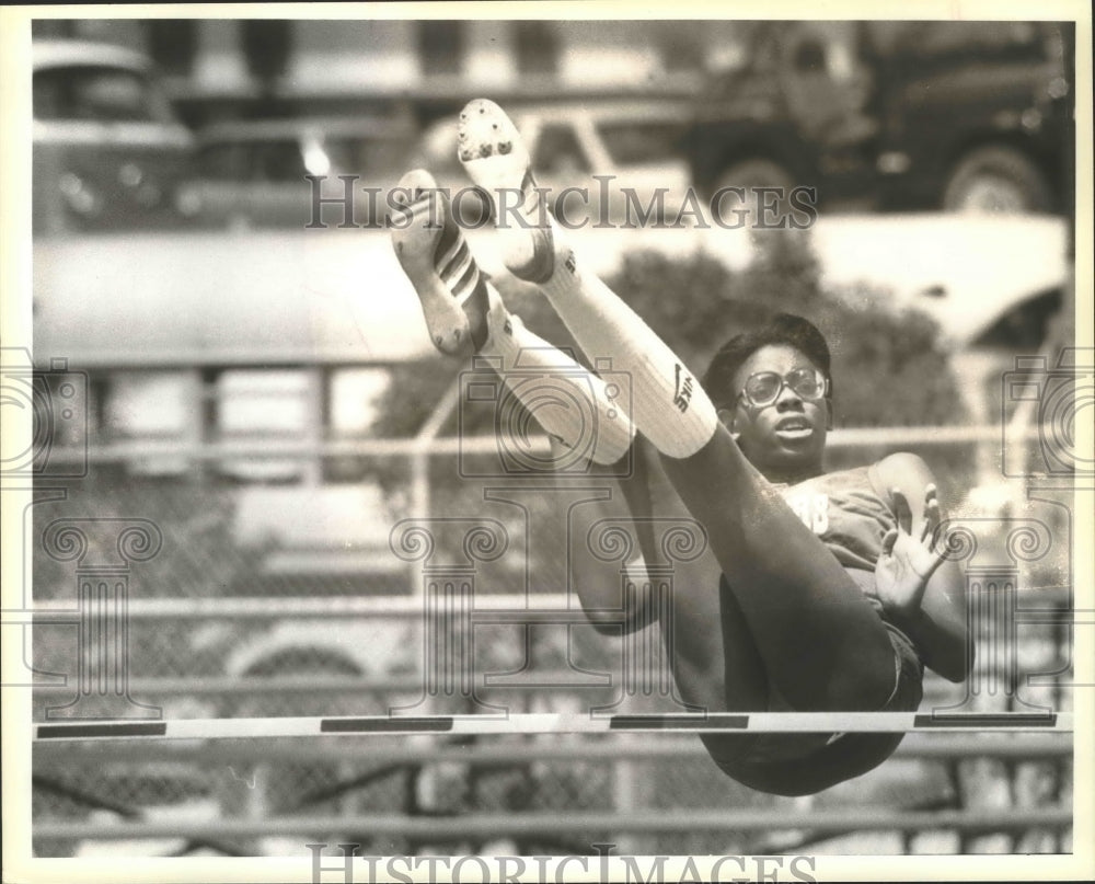 1983 Press Photo Roosevelt Hgh School high jumper Holly Wilson - sas00403- Historic Images