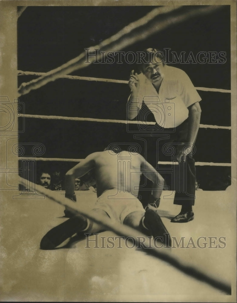 1978 Press Photo Referee Roy Ovalle counts out boxer Jose Carmona - sas00940- Historic Images