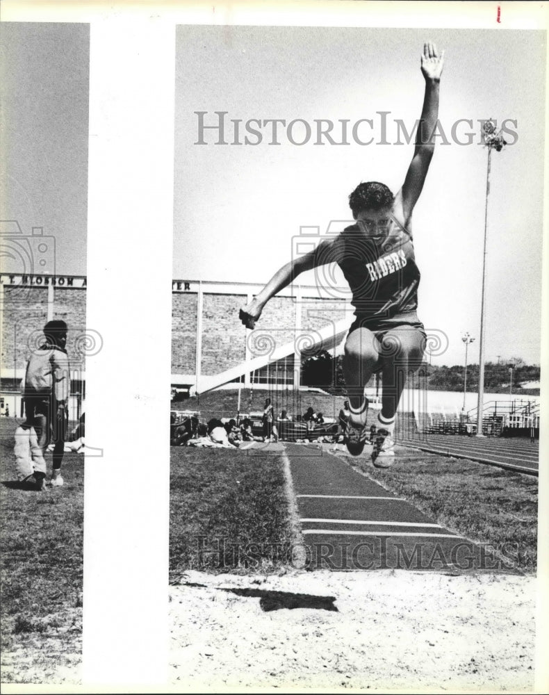1983 Press Photo Roosevelt High triple jumper Jodell Bennett - sas01141- Historic Images