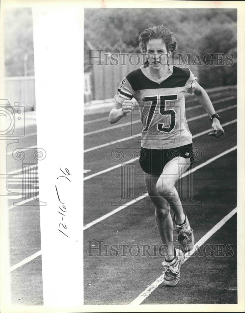 1983 Press Photo New Braunfels High School track athlete Kim Whitaker - Historic Images