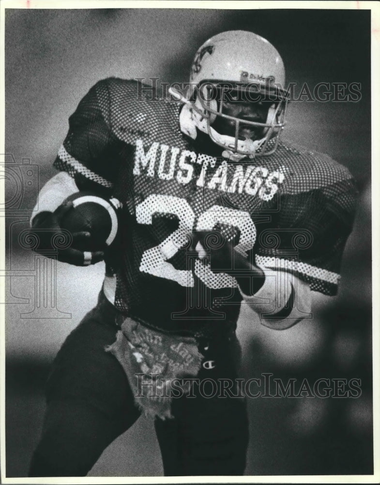 1986 Press Photo John Jay football player Tony Smith in action vs. Harlandale- Historic Images