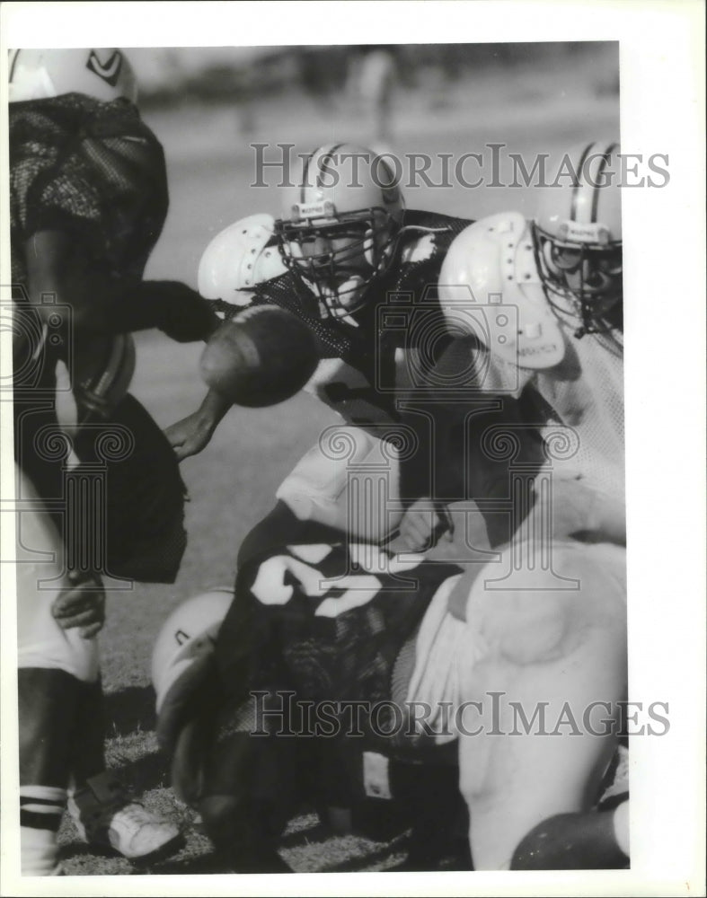 1990 Press Photo Judson High School football linebacker Mark Soto at practice- Historic Images