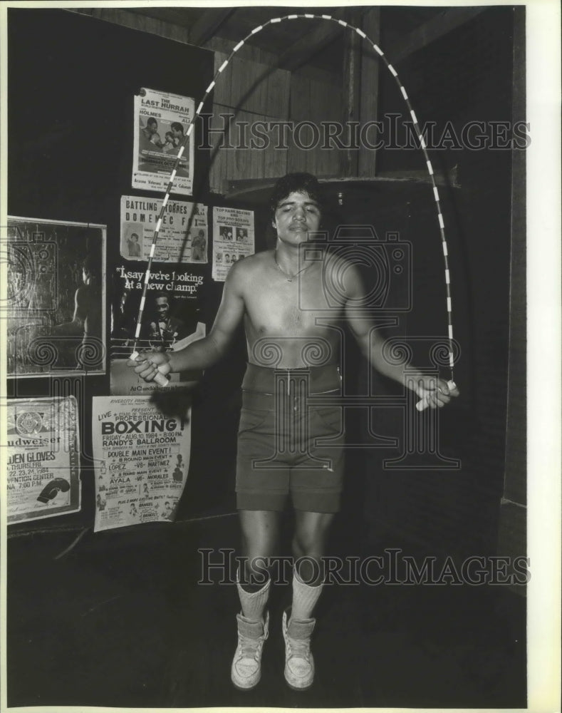 1985 Press Photo Boxer Guadalupe &quot;Machetito&quot; Galvan jumps rope in a gym- Historic Images