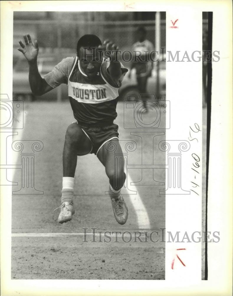 1984 Press Photo Sam Houston High long jumper Kevin Gore at the South San Invite- Historic Images