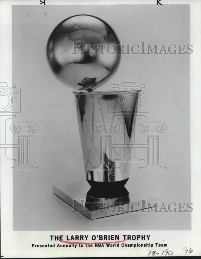 Press Photo The Larry O'Brien Trophy, presented to the NBA basketball champion - Historic Images