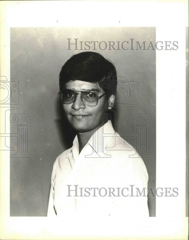 1986 Press Photo San Antonio Express-News sports clerk Richard Martinez - Historic Images