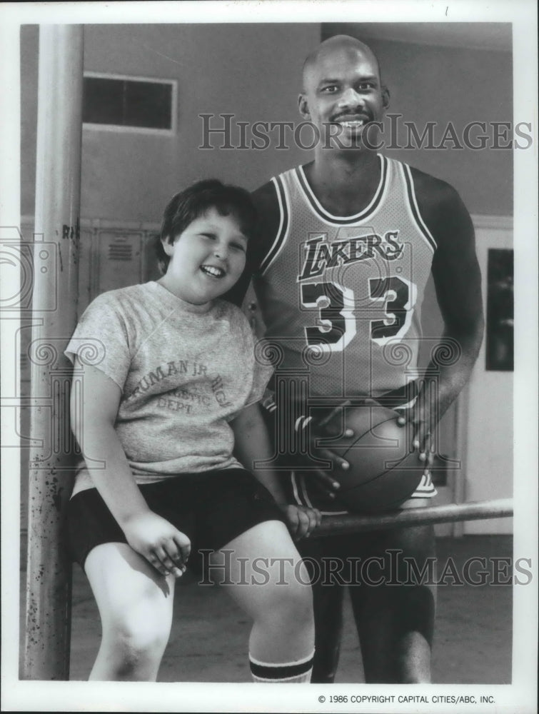 1986 Press Photo Basketball star Kareem Abdul-Jabbar with actor Jeff Cohen- Historic Images
