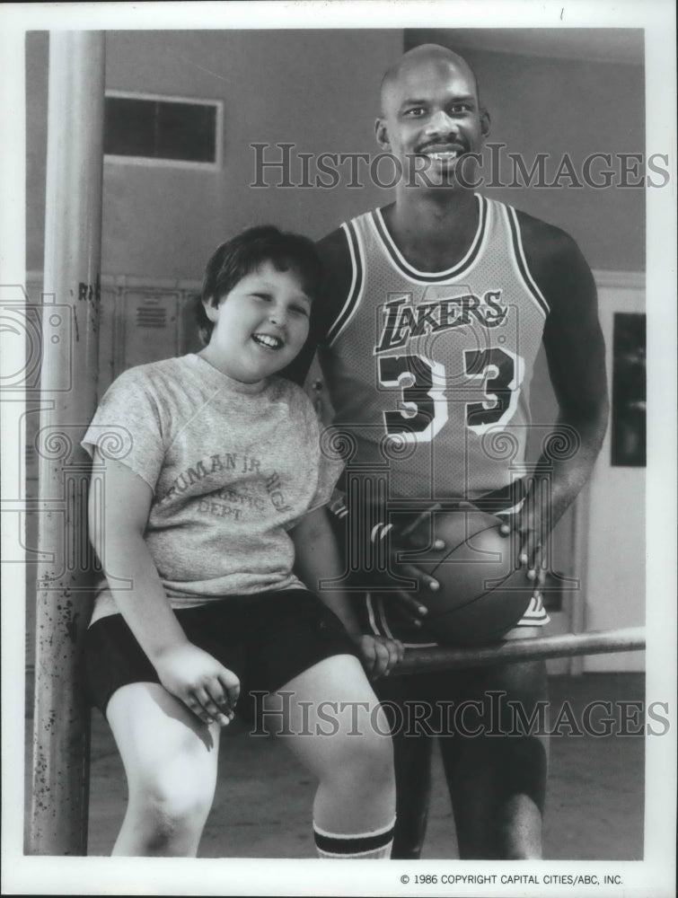 1986 Press Photo Basketball star Kareem Abdul-Jabbar with actor Jeff Cohen- Historic Images