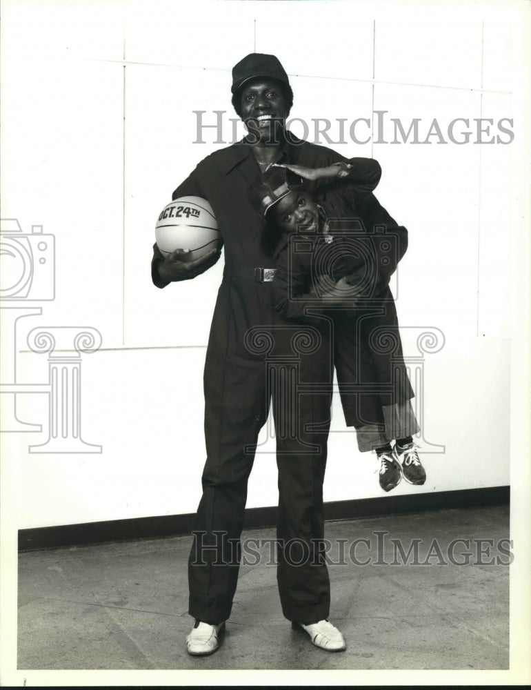 1979 Press Photo Harlem Globetrotter star Meadowlark Lemon with Gary Coleman - Historic Images