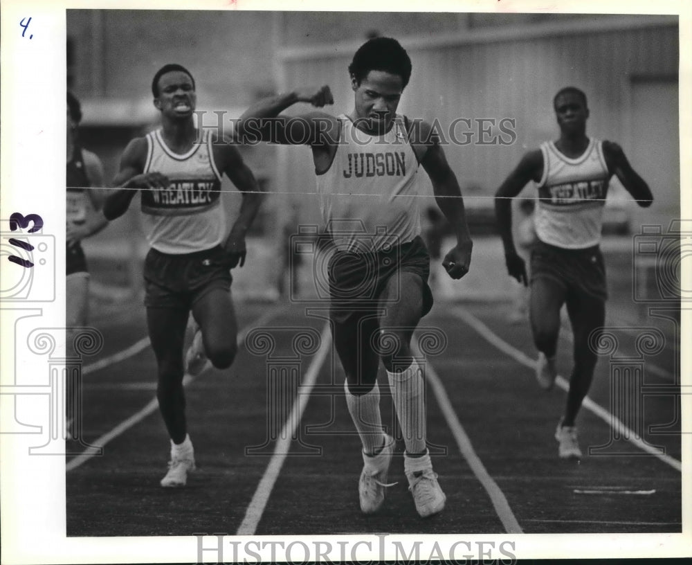 1985 Press Photo Judson High track athlete Charles Bruce wins a race - sas02089 - Historic Images