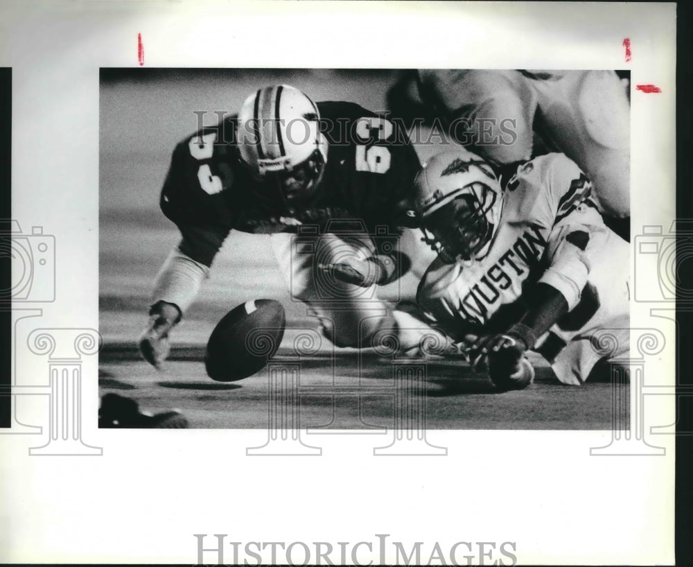 1988 Press Photo Brackenridge and Sam Houston play a high school football game - Historic Images