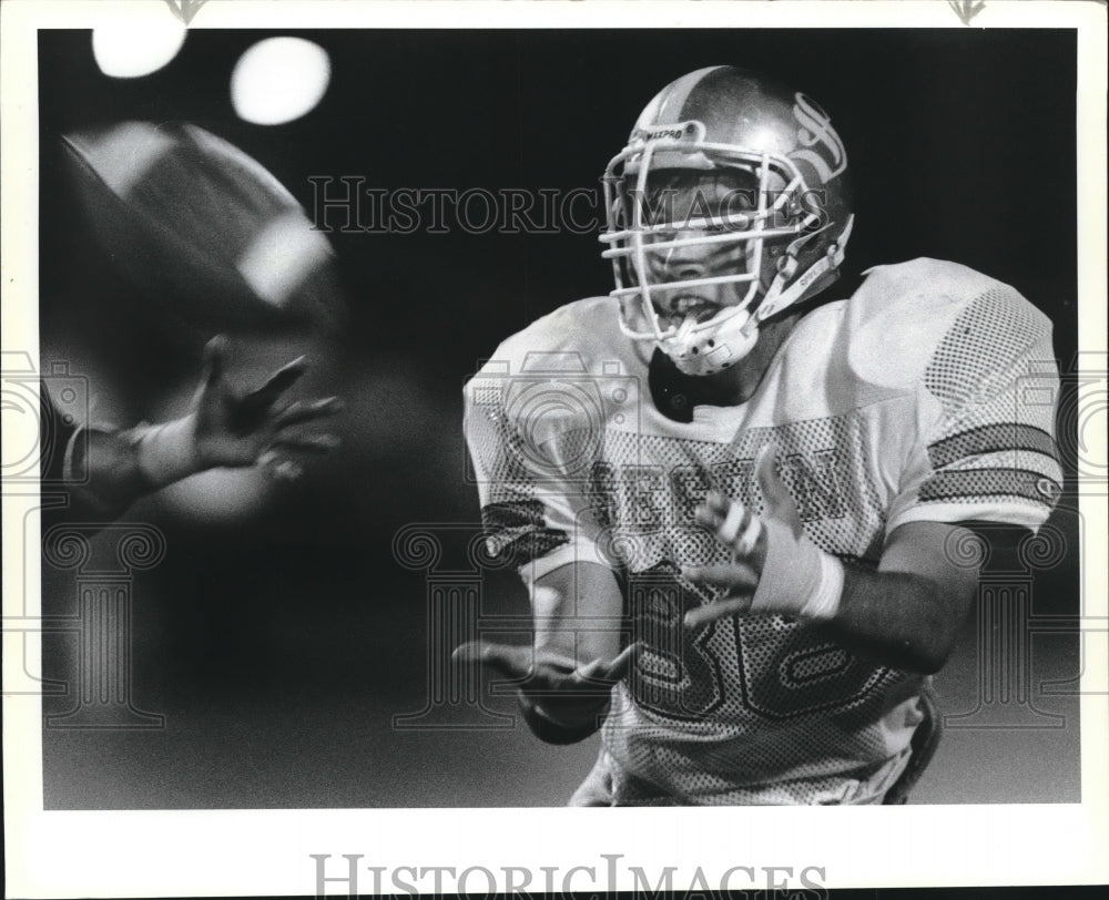 1988 Press Photo Seguin High football player Donnie Zarala makes a scoring catch - Historic Images