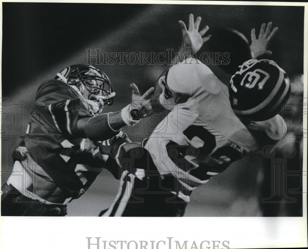 1988 Press Photo A high school football receiver and defender battle for a ball - Historic Images