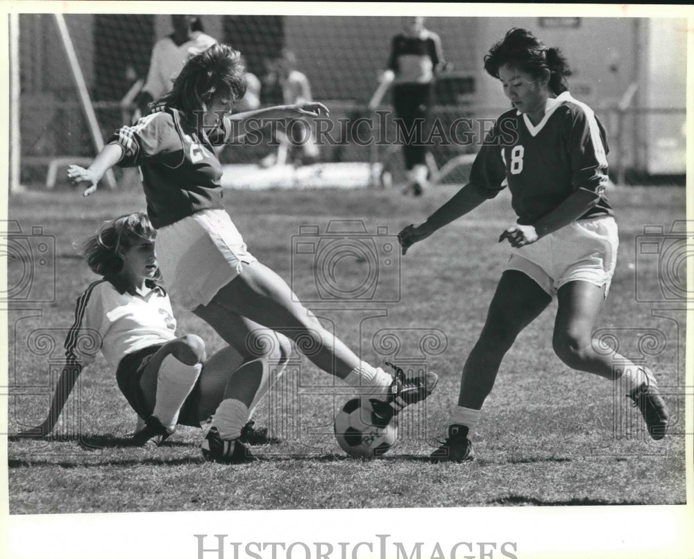 1986 Press Photo Madison and Round Rock play girls high school soccer - Historic Images