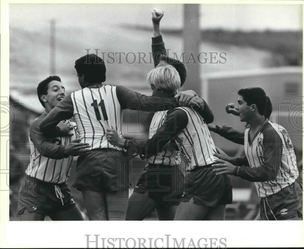 1986 Press Photo Roosevelt and Brownsville Hanna play prep soccer at Blossom - Historic Images