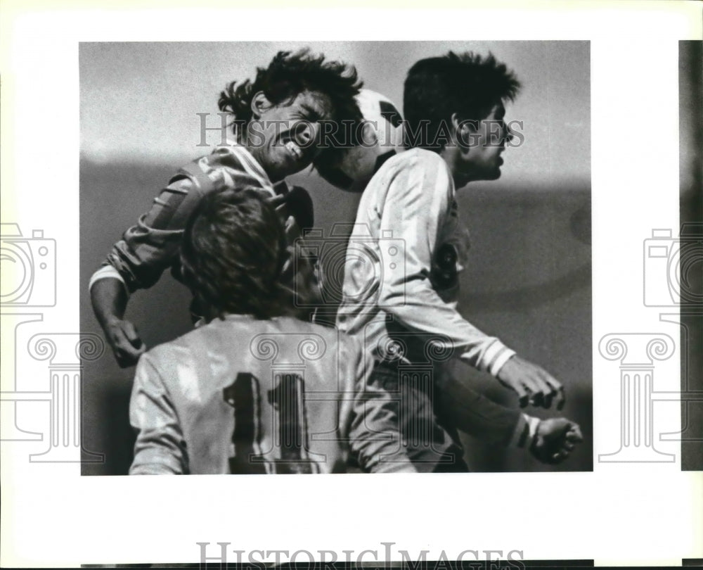 1988 Press Photo Brownsville Porter plays MacArthur in a prep soccer playoff - Historic Images