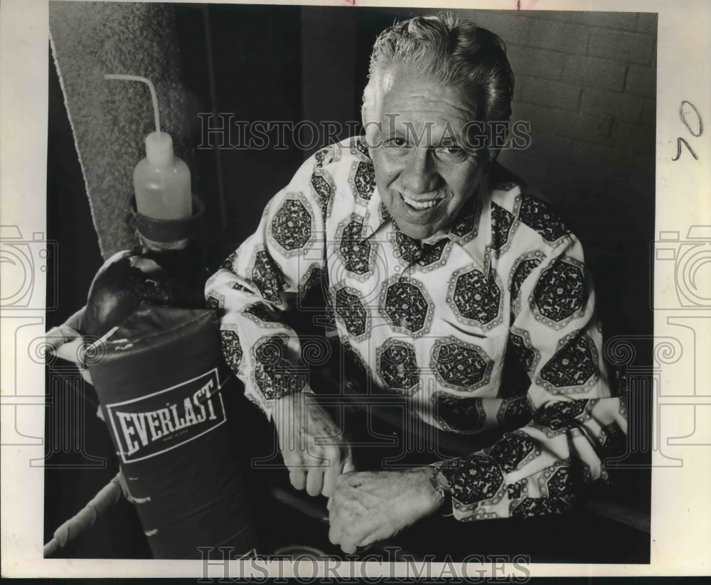 1987 Press Photo Boxing promoter Tony Padilla in the San Fernando Gym - Historic Images
