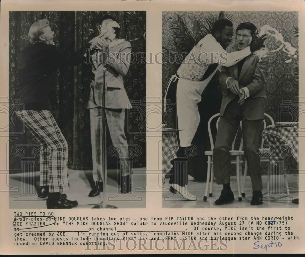 1975 Press Photo TV host Mike Douglas with Rip Taylor and boxer Joe Frazier - Historic Images