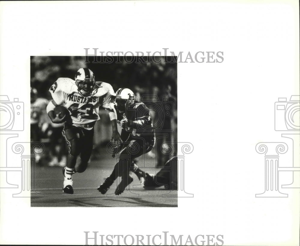 1993 Press Photo Jefferson Mustangs try to gain yards while, Alamo Stadium- Historic Images