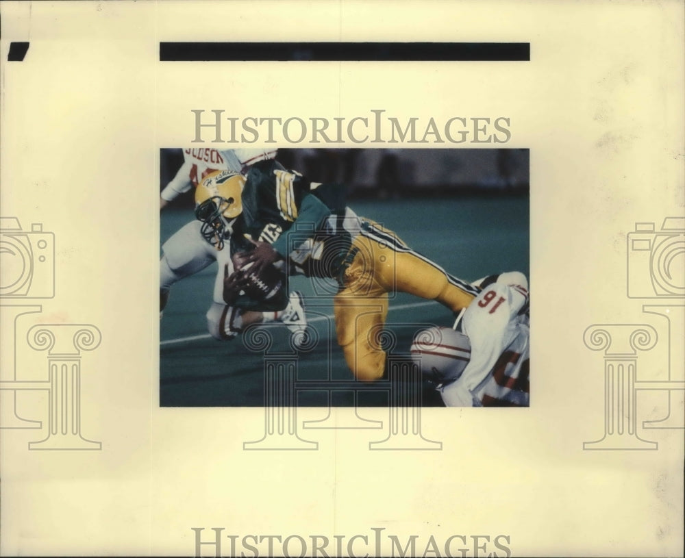 1993 Press Photo Paul Booker makes tackle on Huskies receiver, Alamo Stadium- Historic Images