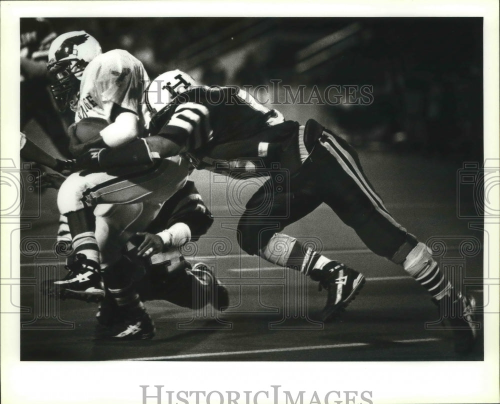 1992 Press Photo Highland, Joey Cedillo tackles Eagles Fred Davis, Alamo Stadium- Historic Images