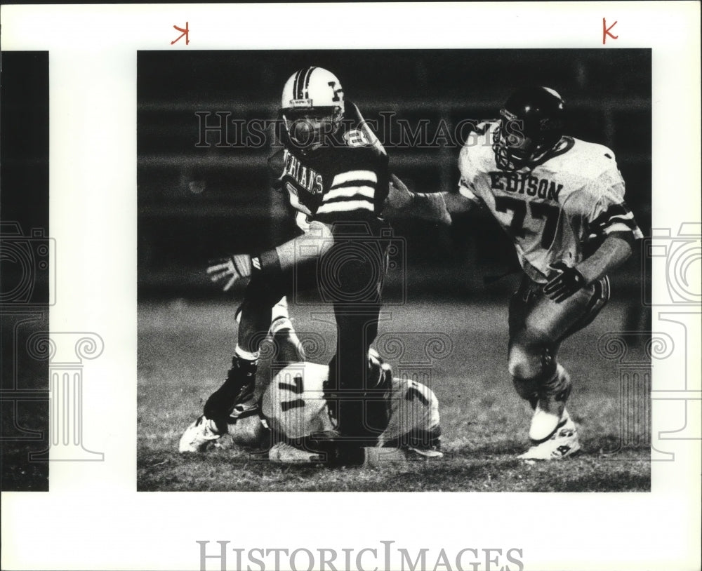 1992 Press Photo Eddie Rodriguez tries avoiding Guajardo, Memorial High School- Historic Images