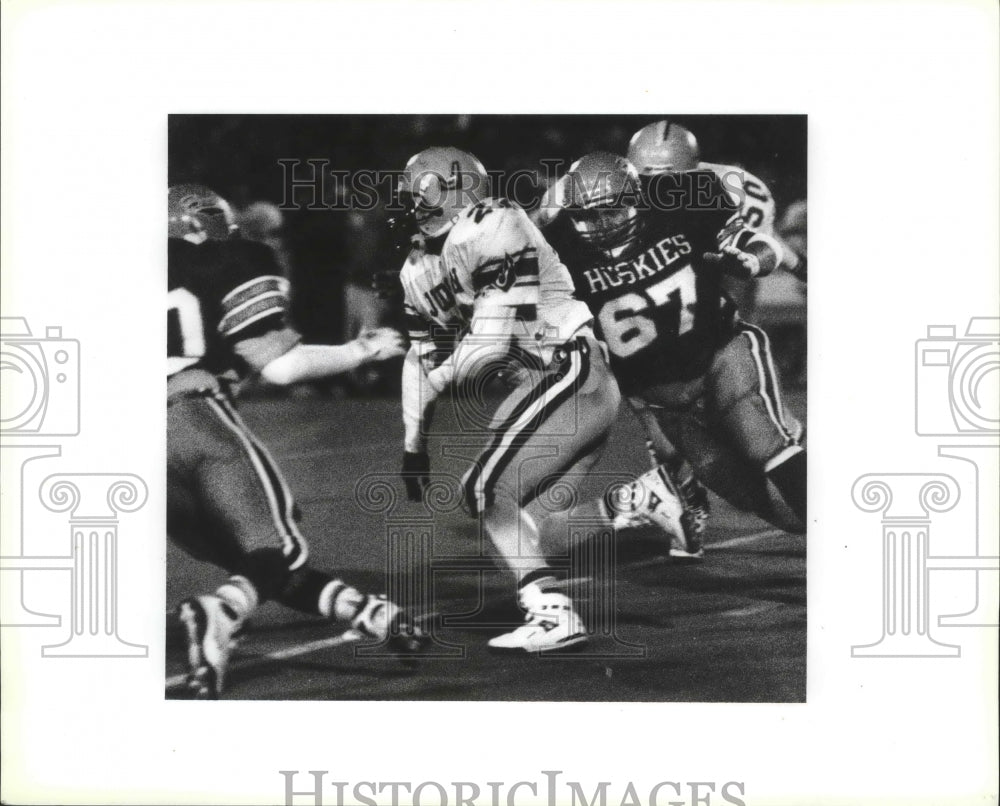 1993 Douglas moves upfield between Huskies defenders, Alamo Stadium-Historic Images