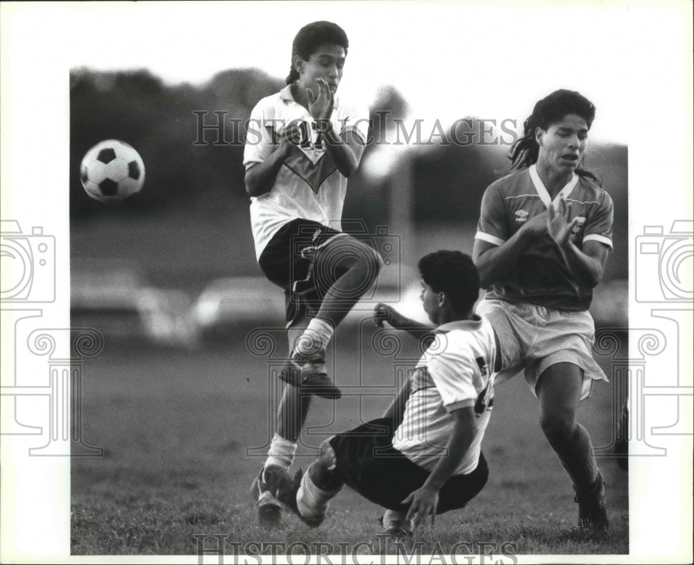 1990 Press Photo Miguel Mendoza, Julio Barboza, Amevico Hyaca High School Soccer- Historic Images