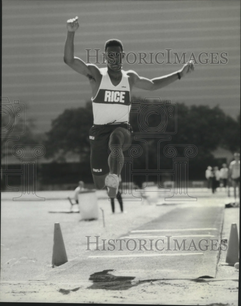 1995 Press Photo Rice University long jumper Kareem Streete-Thompson - sas02782- Historic Images