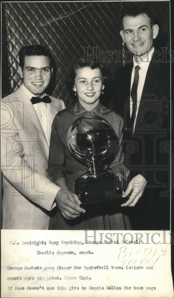 1957 Press Photo J.L. Boatright with coach Charlie Shannen and Mary Worthing-Historic Images