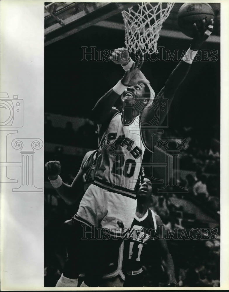 1984 Press Photo San Antonio Spur Gene Banks plays an NBA game vs. the Utah Jazz- Historic Images