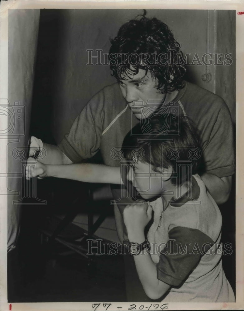 1974 Press Photo Boxer Ruben Olivares with son Ruben Jr. - sas03038- Historic Images