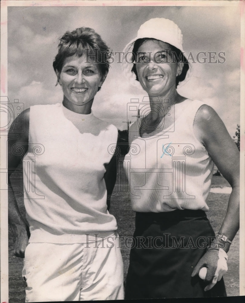 1966 Press Photo Golfers Mrs. David Stephenson and Mrs. Doris Quig Blair - Historic Images