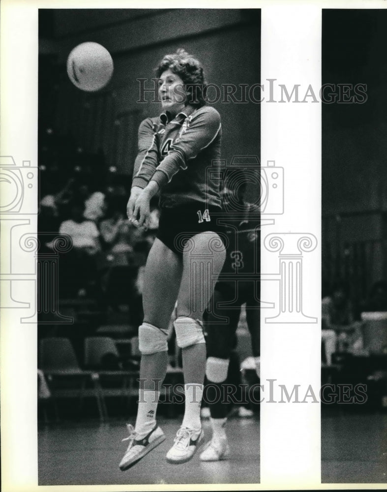 1985 Press Photo Sandy Aughinbaugh at Italy Versus United States Volleyball Game- Historic Images